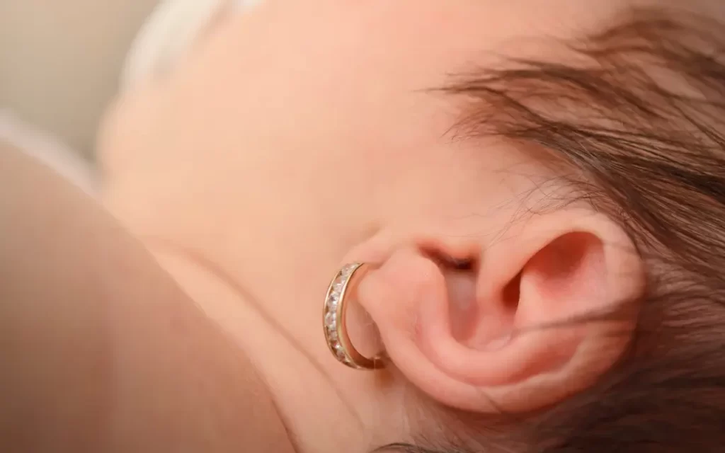 bizuteria dla dziecka przekucie uszu niemowletom